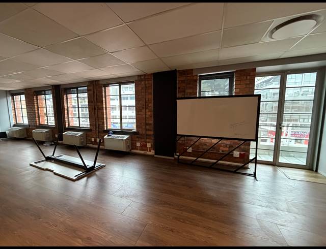 190M² BUILDING TO LET IN GREEN POINT